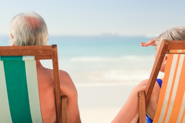 Pareja de ancianos en la playa