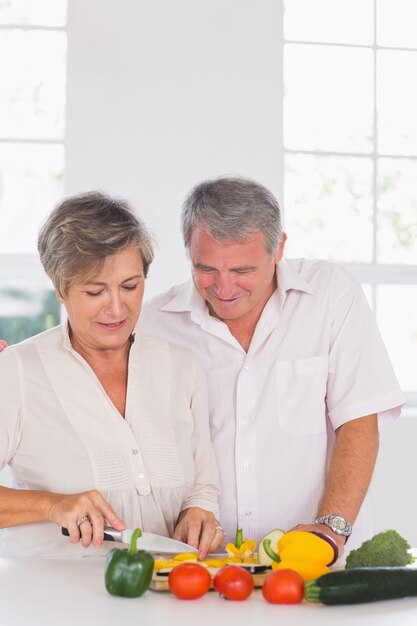 Pareja de ancianos preparando verduras