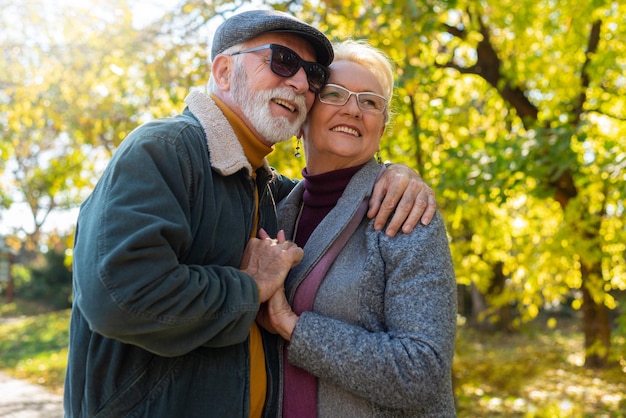 Pareja de ancianos relajándose en el parque