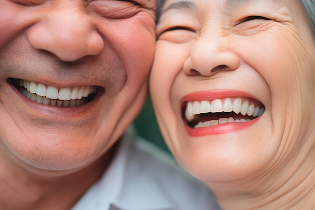 Una pareja de ancianos riendo juntos agradecidos por su excepcional atención médica seguro de salud