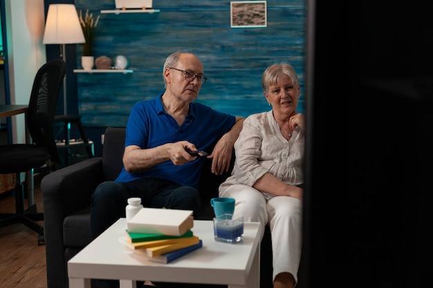 Foto una pareja de ancianos sentada en casa