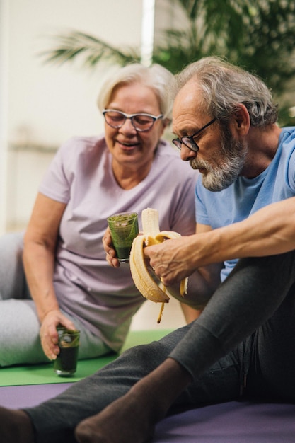 Foto una pareja de ancianos sentada en el suelo mientras conversan foto de archivo