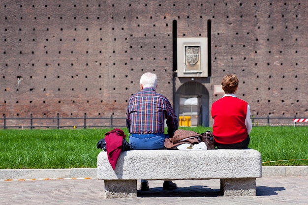 Pareja de ancianos sentados en un banco