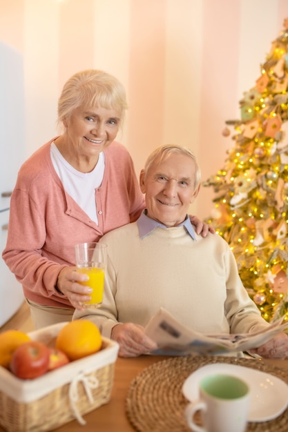 Pareja de ancianos sentados en la cocina