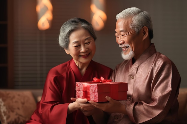 Una pareja de ancianos sosteniendo una caja de regalos.