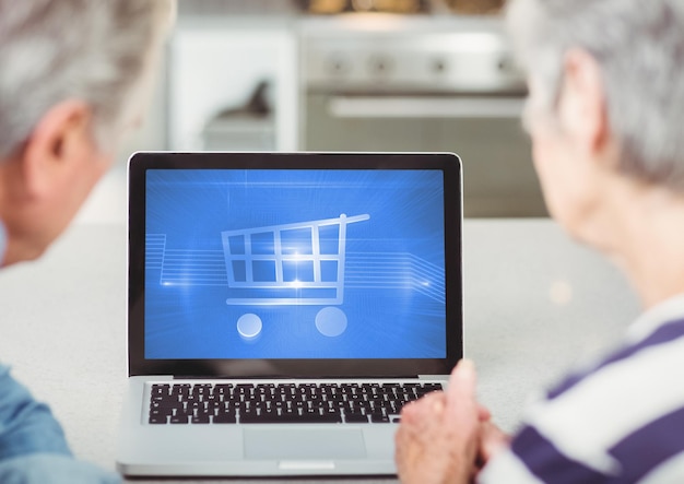 Pareja de ancianos usando tableta con icono de carrito de compras