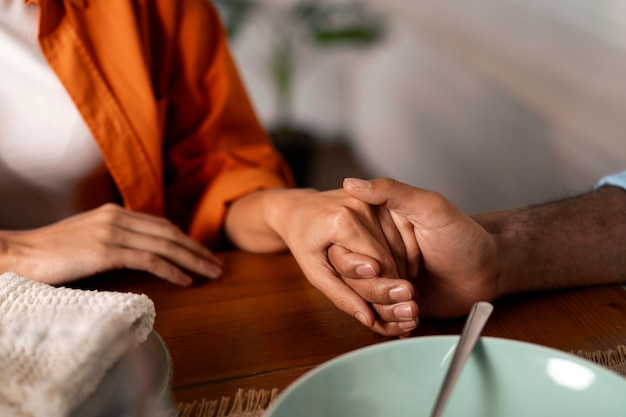 Una pareja de ángulo alto tomándose de la mano.