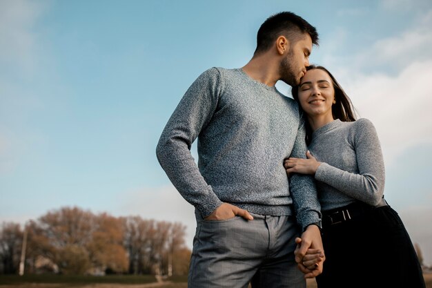 Foto pareja de ángulo bajo posando juntos