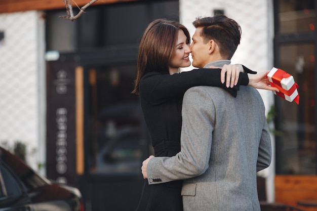 pareja antes de regalo mujer bonita y hombre al aire libre