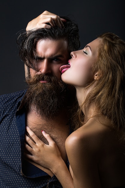 Pareja apasionada amantes románticos gente elegante sexy en lengua tierna pasión