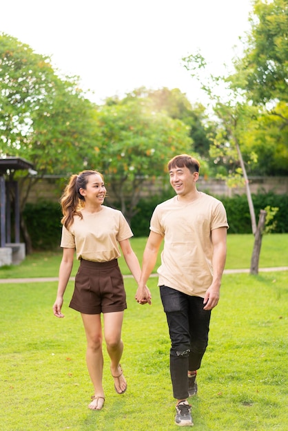 Pareja asiática amor citas en el parque