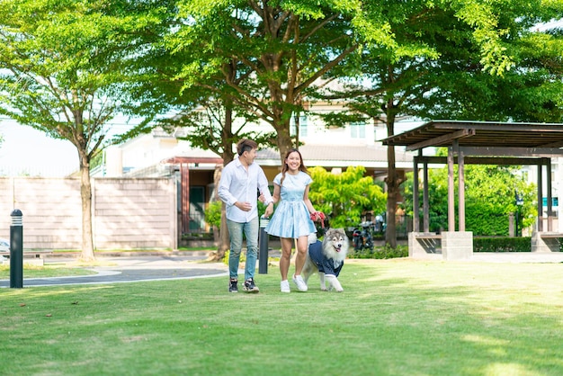 Pareja asiática amor con perro