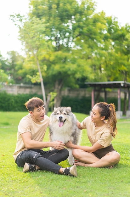 Pareja asiática amor con perro