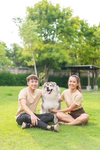 Pareja asiática amor con perro