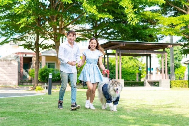 Pareja asiática amor con perro