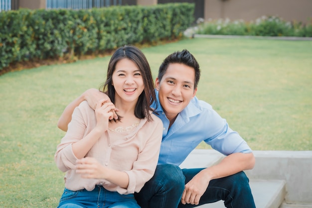 Pareja asiática en el amor sonriendo y divirtiéndose