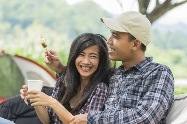 Pareja asiática con brochetas de barbacoa