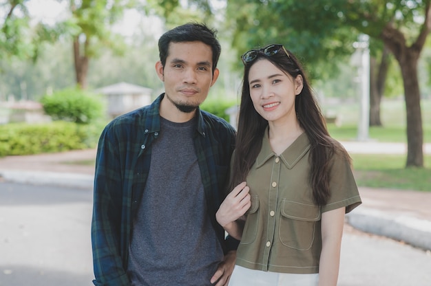 Pareja asiática caminando en el parque