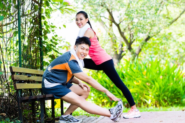 Pareja asiática china en entrenamiento físico al aire libre