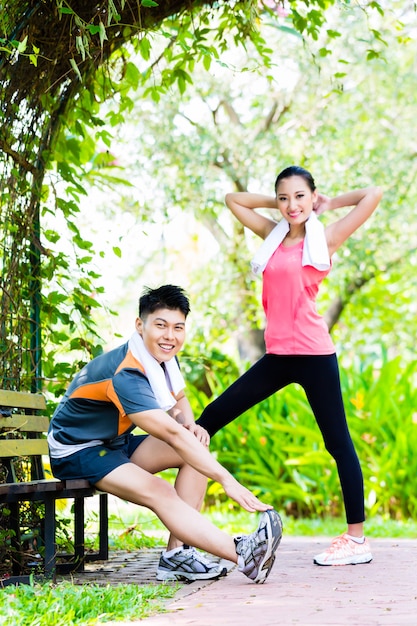 Pareja asiática china en entrenamiento físico al aire libre