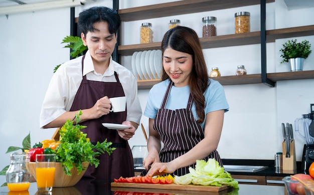 pareja asiática en la cocina