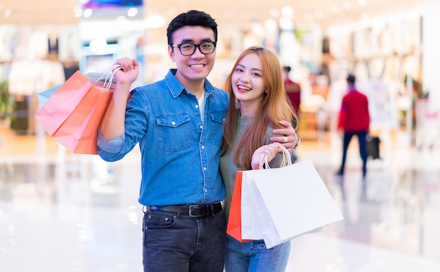 Pareja asiática de compras en el centro comercial