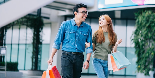 Pareja asiática de compras en el centro comercial