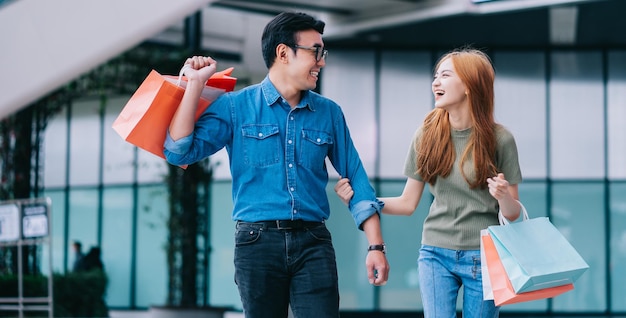 Pareja asiática de compras en el centro comercial