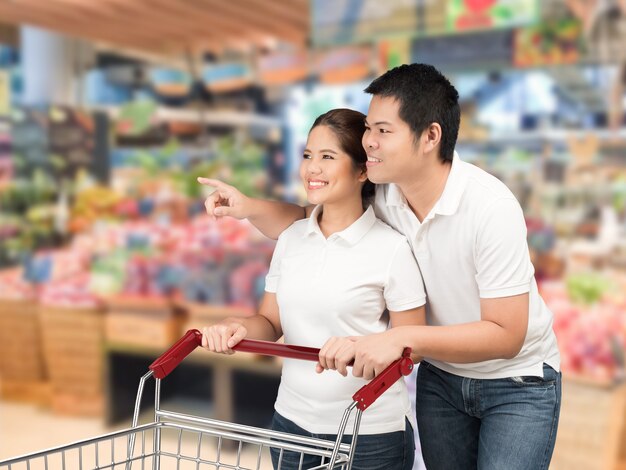 Pareja asiática de compras en el supermercado