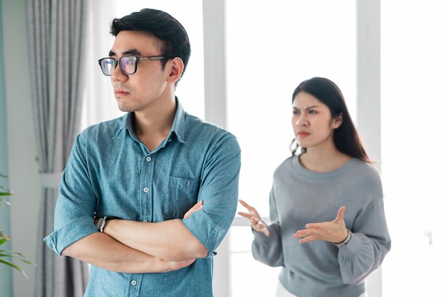 Pareja asiática discutiendo en casa