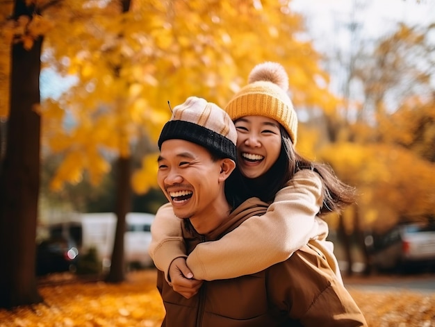 Una pareja asiática está disfrutando de un romántico día de otoño.