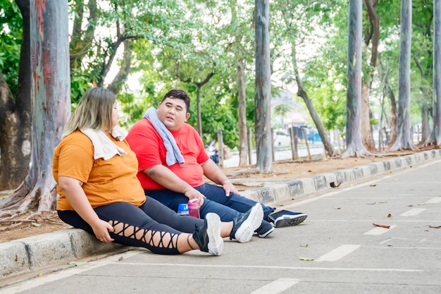 Pareja asiática gorda charlando mientras toma un descanso