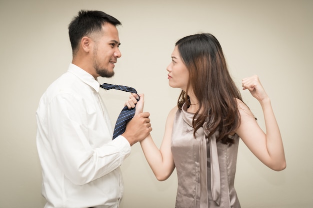 Foto pareja asiática lucha sobre fondo aislado.