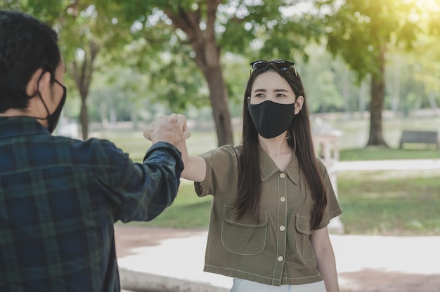 Pareja asiática con máscaras médicas