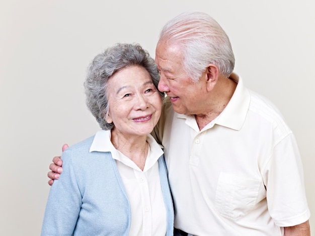 Foto una pareja asiática mayor.