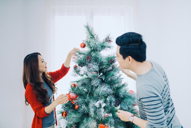 Pareja asiática de Navidad.Feliz familia sonriente en casa celebrando. Gente de año nuevo