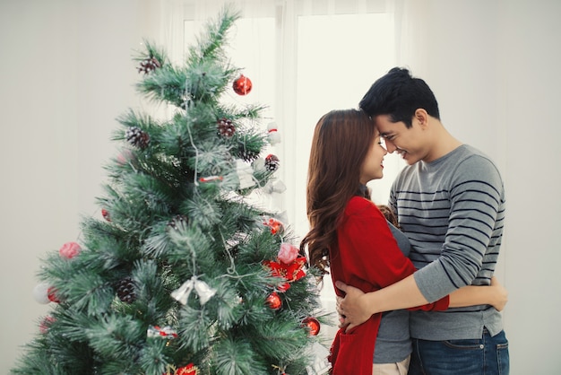 Pareja asiática de Navidad.Feliz familia sonriente en casa celebrando. Gente de año nuevo