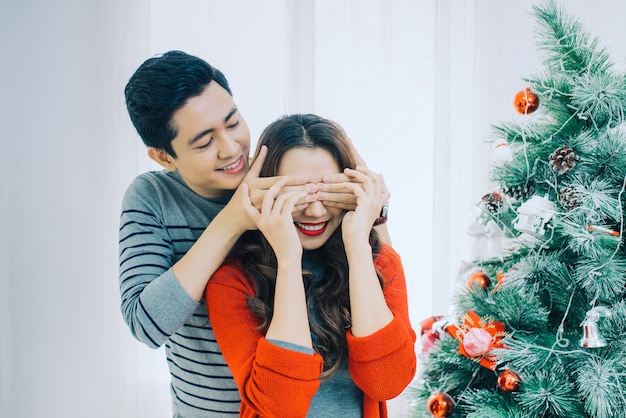 Pareja asiática de Navidad.Feliz familia sonriente en casa celebrando. Gente de año nuevo