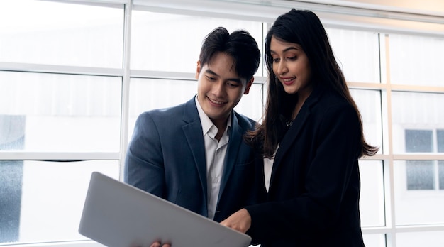 Foto pareja asiática en la oficina