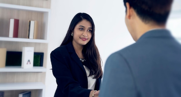 pareja asiática en la oficina