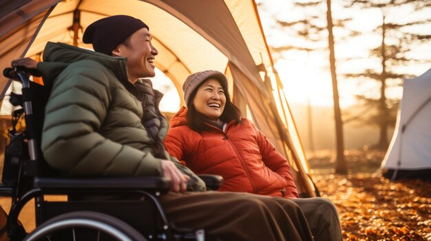 Una pareja asiática de primer plano acampando alegremente por la mañana.