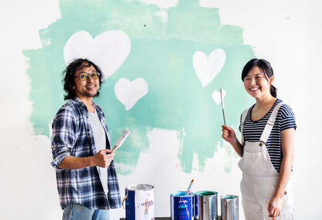 Pareja asiática renovando la casa