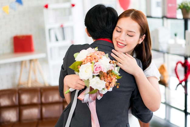 Una pareja asiática romántica abrazándose juntos con romance y amor la mujer abrazó a su novio