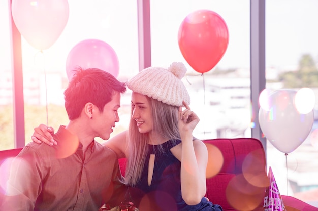 pareja asiática saliendo en el día de san valentín