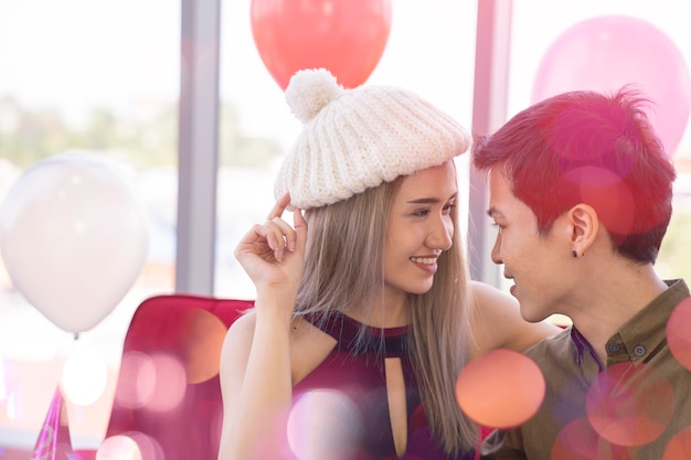 pareja asiática saliendo en el día de san valentín