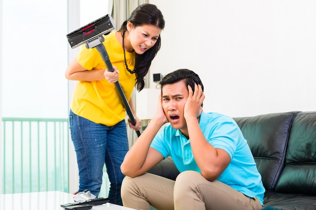 Foto pareja asiática teniendo dificultades de relación