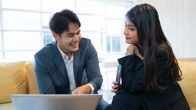 pareja asiática trabajando juntos