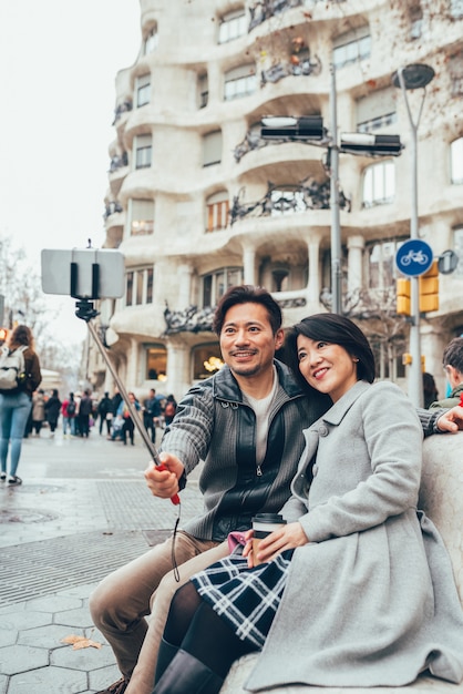 Pareja asiática de vacaciones en Barcelona