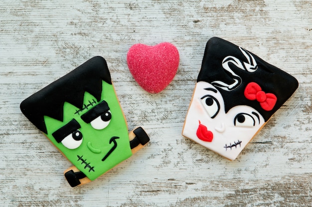 Pareja aterradora. Galletas de Halloween con diferentes formas