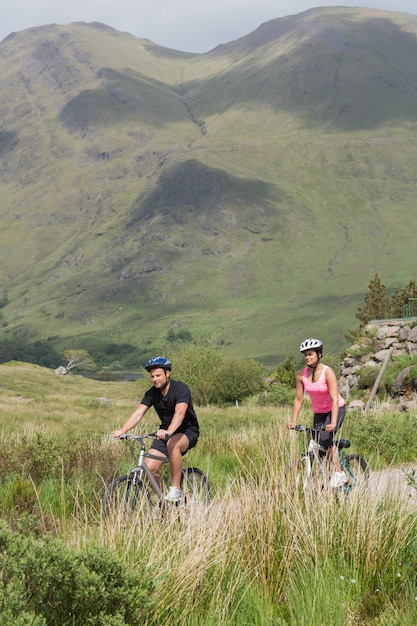 Pareja atlética en bicicleta a través del desierto